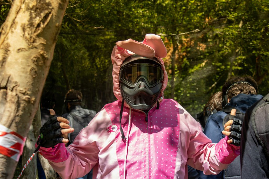 Participant déguisé en costume rose jouant au paintball lors d’un EVG en Charente-Maritime