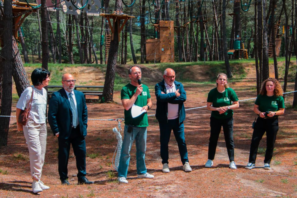 Lors de l'inauguration du parc La Double Aventure, les trois associés ont pris la parole, accompagnés de M. le Maire de Montendre, le président de la Communauté de Commune de Haute Saintonge et sa vice-présidente.